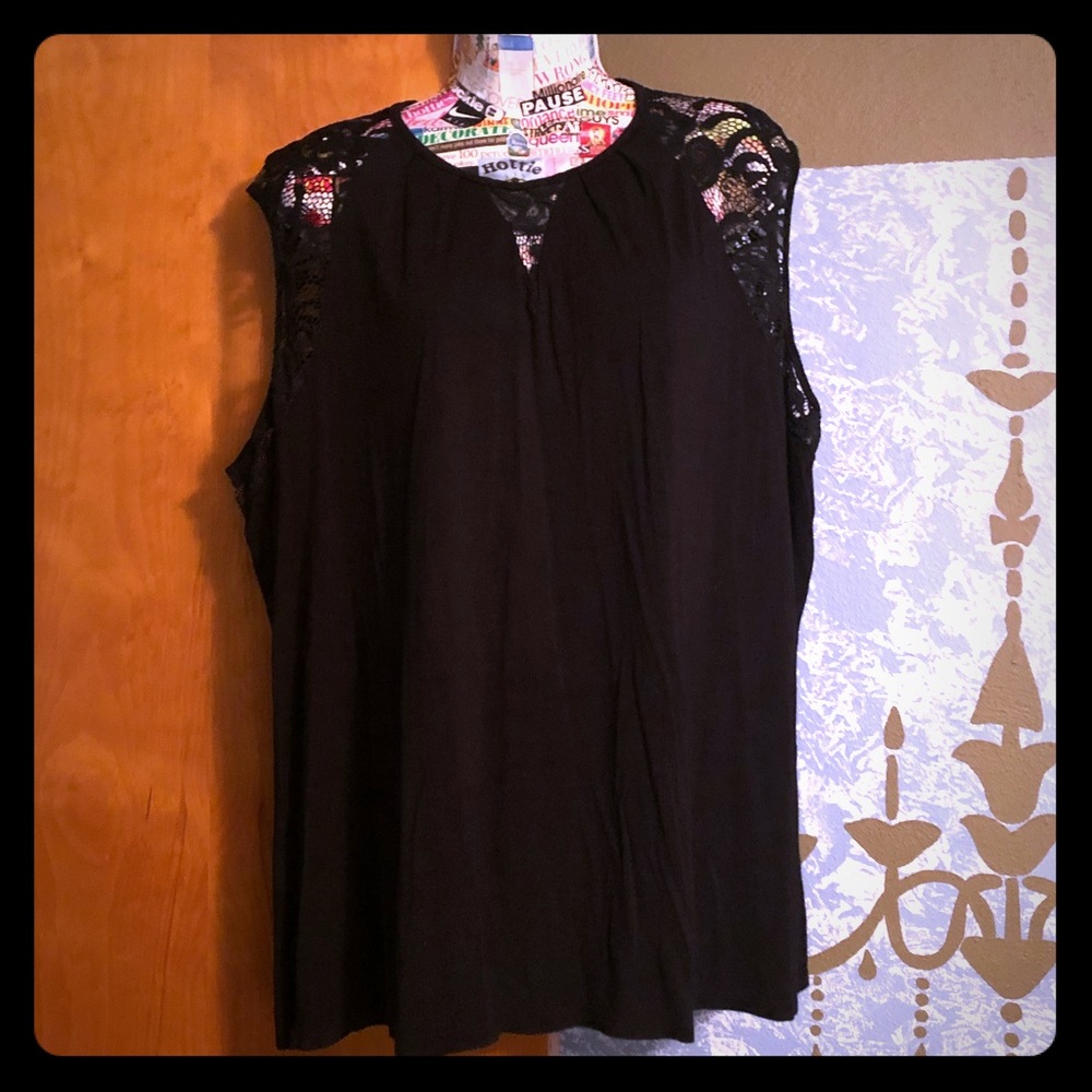 🎈3/$10🎈Evolution Round Neck Top with Keyhole